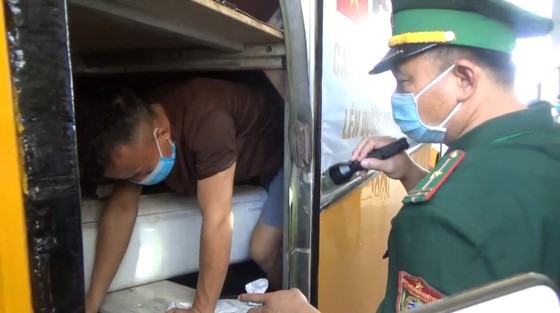 Chui hầm xe khách để trốn cách ly y tế khi nhập cảnh từ Lào về Việt Nam ảnh 1