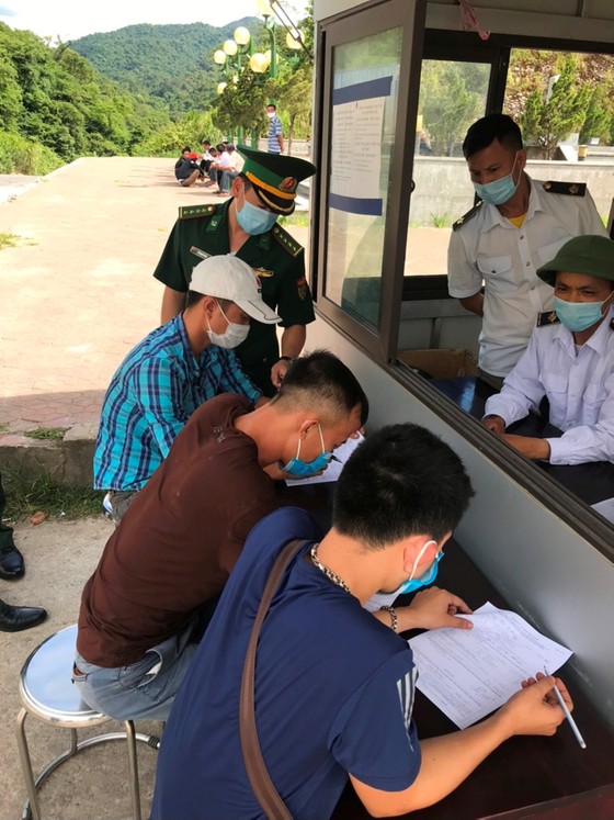 Chui hầm xe khách để trốn cách ly y tế khi nhập cảnh từ Lào về Việt Nam ảnh 3