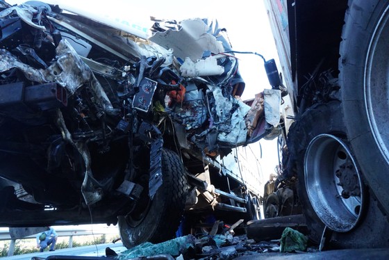 Va chạm giữa xe tải và xe container, 3 người thương vong ảnh 5