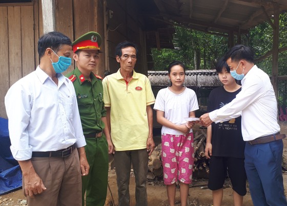 Báo SGGP trao 54,4 triệu đồng cho các gia đình khó khăn ở Hà Tĩnh ảnh 1