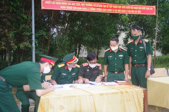 Bàn giao 112 học viên quân sự Lào sau thời hạn cách ly 14 ngày ảnh 1
