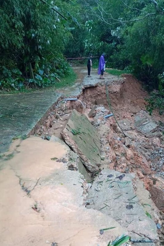 Hà Tĩnh mưa lớn, nhiều tuyến đường thôn bị sạt lở nghiêm trọng ảnh 13