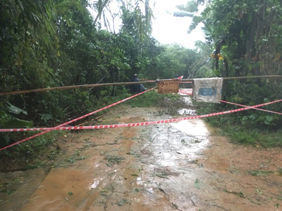 Hà Tĩnh mưa lớn, nhiều tuyến đường thôn bị sạt lở nghiêm trọng ảnh 1