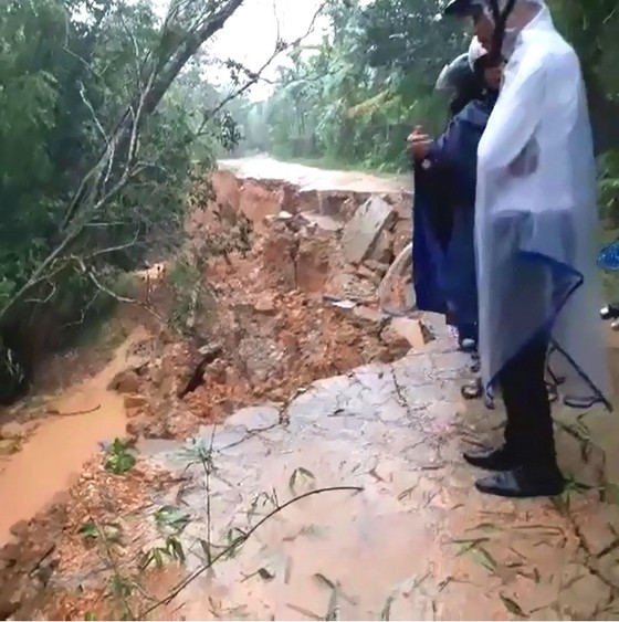 Hà Tĩnh mưa lớn, nhiều tuyến đường thôn bị sạt lở nghiêm trọng ảnh 7