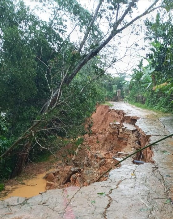 Hà Tĩnh mưa lớn, nhiều tuyến đường thôn bị sạt lở nghiêm trọng ảnh 6