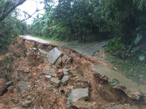 Hà Tĩnh mưa lớn, nhiều tuyến đường thôn bị sạt lở nghiêm trọng ảnh 8
