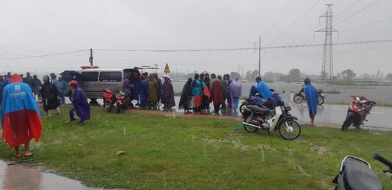 Hà Tĩnh khẩn trương tổ chức sơ tán các hộ dân ở vùng có nguy cơ cao lũ quét, sạt lở đất và ngập lụt sâu ảnh 3