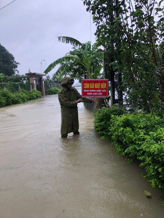 Hà Tĩnh khẩn trương tổ chức sơ tán các hộ dân ở vùng có nguy cơ cao lũ quét, sạt lở đất và ngập lụt sâu ảnh 1
