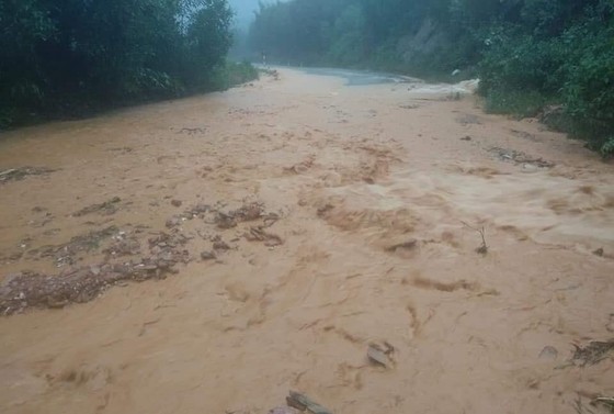 Hà Tĩnh khẩn trương tổ chức sơ tán các hộ dân ở vùng có nguy cơ cao lũ quét, sạt lở đất và ngập lụt sâu ảnh 11