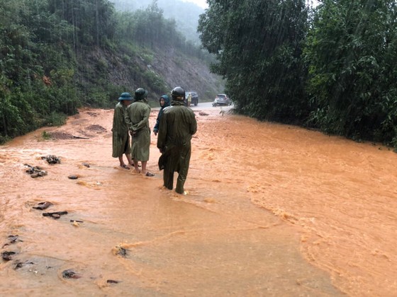 Hà Tĩnh khẩn trương tổ chức sơ tán các hộ dân ở vùng có nguy cơ cao lũ quét, sạt lở đất và ngập lụt sâu ảnh 9