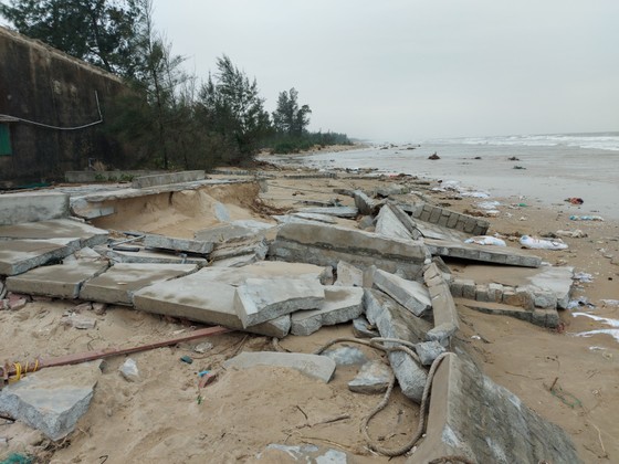 Ngư dân Hà Tĩnh gấp rút đưa tàu thuyền vào nơi tránh trú trước bão số 8 ảnh 5