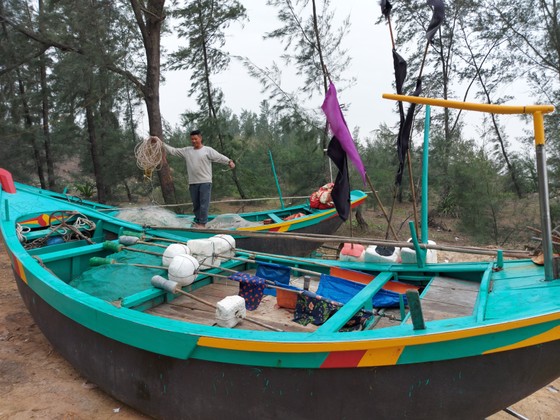 Ngư dân Hà Tĩnh gấp rút đưa tàu thuyền vào nơi tránh trú trước bão số 8 ảnh 9