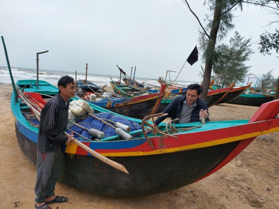 Ngư dân Hà Tĩnh gấp rút đưa tàu thuyền vào nơi tránh trú trước bão số 8 ảnh 8