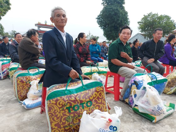 Trao quà hỗ trợ 410 hộ dân ở vùng lũ Hà Tĩnh ảnh 2