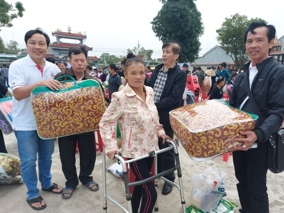 Trao quà hỗ trợ 410 hộ dân ở vùng lũ Hà Tĩnh ảnh 4