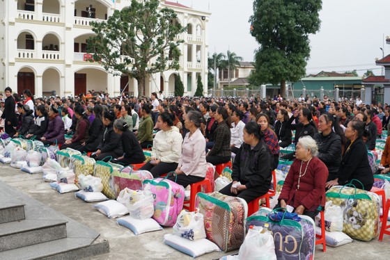 Trao quà hỗ trợ 410 hộ dân ở vùng lũ Hà Tĩnh ảnh 1