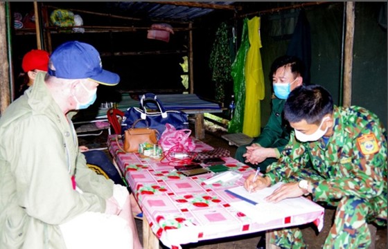 Phát hiện 2 đối tượng vượt biên trái phép vào Việt Nam để trốn cách ly  ảnh 1
