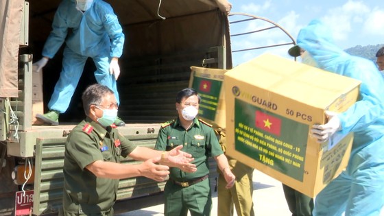 Hỗ trợ vật tư y tế, nhu yếu phẩm cho lực lượng quản lý, bảo vệ biên giới nước bạn Lào ảnh 5