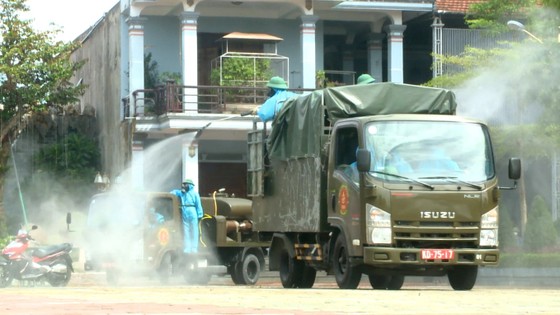 Quân khu 4 điều động lực lượng phun khử khuẩn vùng dịch ở huyện Thạch Hà, Hà Tĩnh ảnh 6