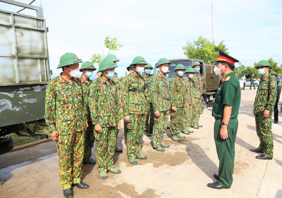Quân khu 4 điều động lực lượng phun khử khuẩn vùng dịch ở huyện Thạch Hà, Hà Tĩnh ảnh 2