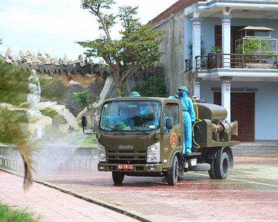 Quân khu 4 điều động lực lượng phun khử khuẩn vùng dịch ở huyện Thạch Hà, Hà Tĩnh ảnh 18