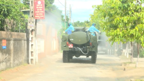 Quân khu 4 điều động lực lượng phun khử khuẩn vùng dịch ở huyện Thạch Hà, Hà Tĩnh ảnh 25