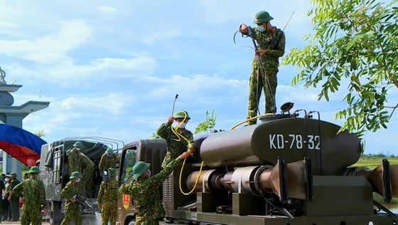 Quân khu 4 điều động lực lượng phun khử khuẩn vùng dịch ở huyện Thạch Hà, Hà Tĩnh ảnh 1