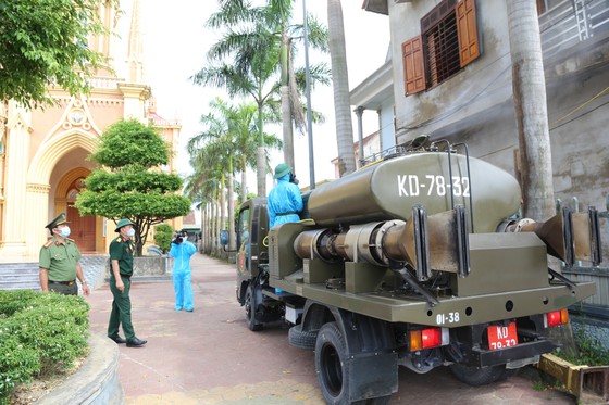 Quân khu 4 điều động lực lượng phun khử khuẩn vùng dịch ở huyện Thạch Hà, Hà Tĩnh ảnh 16