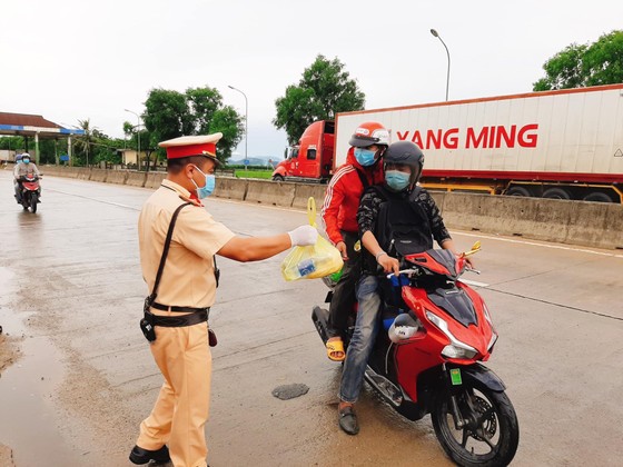 Hỗ trợ suất ăn nhanh, khẩu trang cho người dân đi xe máy từ miền Nam về quê ảnh 1