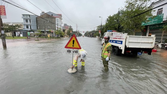 Mưa lớn kéo dài, nhiều tuyến đường ở thành phố Hà Tĩnh ngập trong biển nước ảnh 12