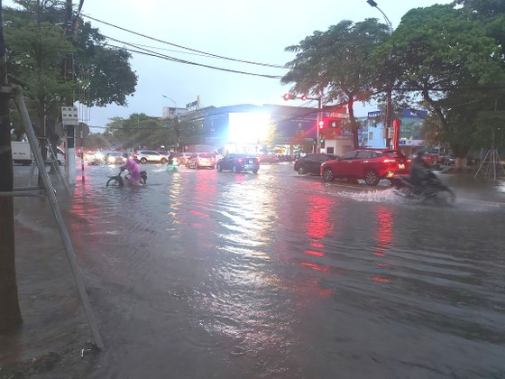 Mưa lớn kéo dài, nhiều tuyến đường ở thành phố Hà Tĩnh ngập trong biển nước ảnh 21
