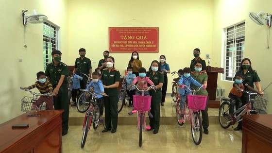 Trao tặng xe đạp và sữa cho học sinh dân tộc Chứt ở bản Rào Tre ảnh 1