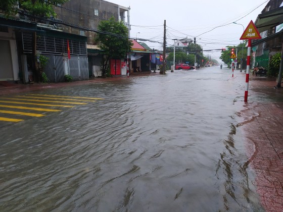 Mưa lớn kéo dài, nhiều tuyến đường ở thành phố Hà Tĩnh ngập trong biển nước ảnh 3