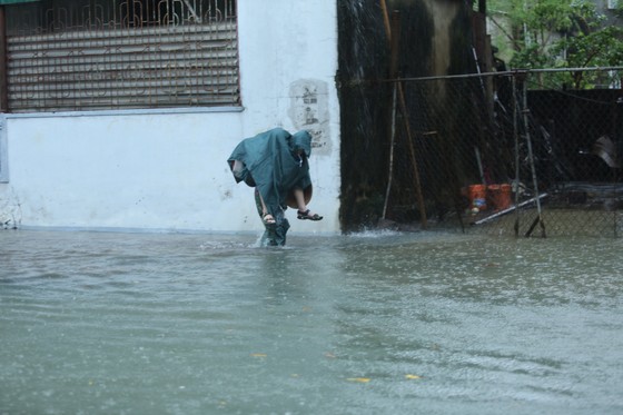 Mưa lớn kéo dài, nhiều tuyến đường ở thành phố Hà Tĩnh ngập trong biển nước ảnh 10