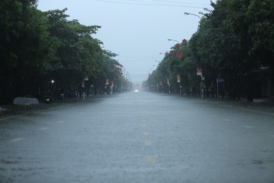 Mưa lớn kéo dài, nhiều tuyến đường ở thành phố Hà Tĩnh ngập trong biển nước ảnh 8