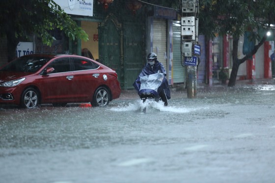 Mưa lớn kéo dài, nhiều tuyến đường ở thành phố Hà Tĩnh ngập trong biển nước ảnh 9