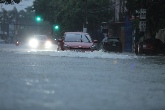 Mưa lớn kéo dài, nhiều tuyến đường ở thành phố Hà Tĩnh ngập trong biển nước ảnh 5