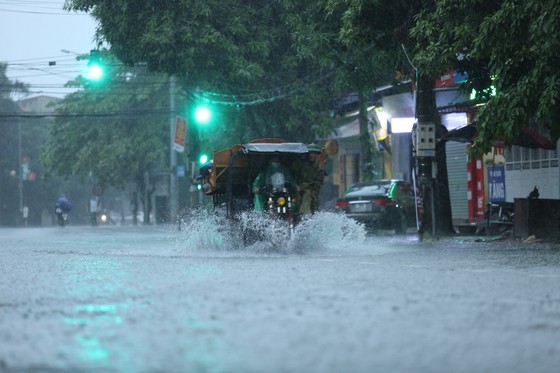 Mưa lớn kéo dài, nhiều tuyến đường ở thành phố Hà Tĩnh ngập trong biển nước ảnh 7