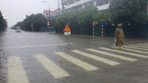 Mưa lớn kéo dài, nhiều tuyến đường ở thành phố Hà Tĩnh ngập trong biển nước ảnh 18