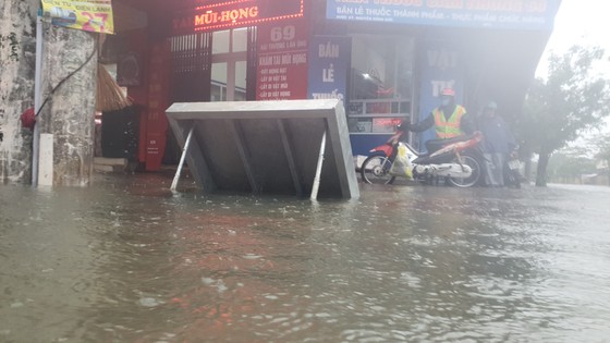 Mưa lớn kéo dài, nhiều tuyến đường ở thành phố Hà Tĩnh ngập trong biển nước ảnh 19