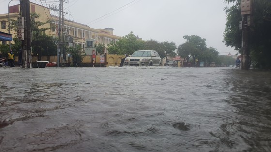 Mưa lớn kéo dài, nhiều tuyến đường ở thành phố Hà Tĩnh ngập trong biển nước ảnh 15