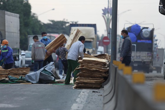 Hà Tĩnh: Xe chở gỗ bị tai nạn, quốc lộ 1 bị ách tắc nhiều giờ ảnh 5