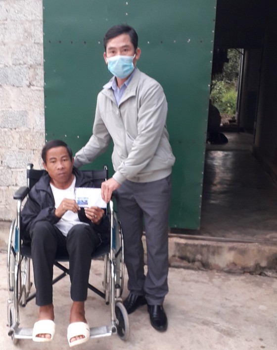 Trao 56 triệu đồng của bạn đọc Báo SGGP hỗ trợ 6 gia đình khó khăn ở Hà Tĩnh ảnh 2