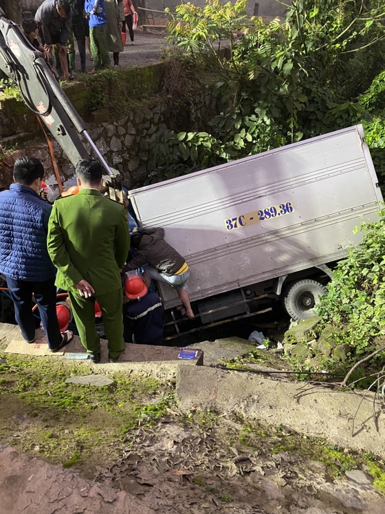 Hà Tĩnh: Cứu tài xế bị thương, mắc kẹt trong cabin xe tải sau tai nạn ảnh 5
