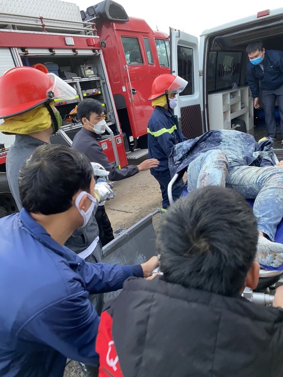 Hà Tĩnh: Cứu tài xế bị thương, mắc kẹt trong cabin xe tải sau tai nạn ảnh 8