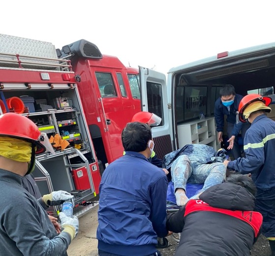 Hà Tĩnh: Cứu tài xế bị thương, mắc kẹt trong cabin xe tải sau tai nạn ảnh 10