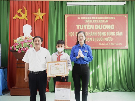 Hà Tĩnh: Trao thư khen của Chủ tịch nước cho nam sinh lớp 8 cứu người đuối nước ảnh 1