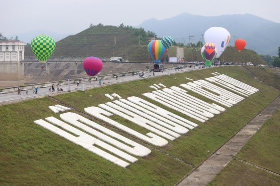 Hà Tĩnh: Trình diễn bay khinh khí cầu chào mừng SEA Games 31 ảnh 15