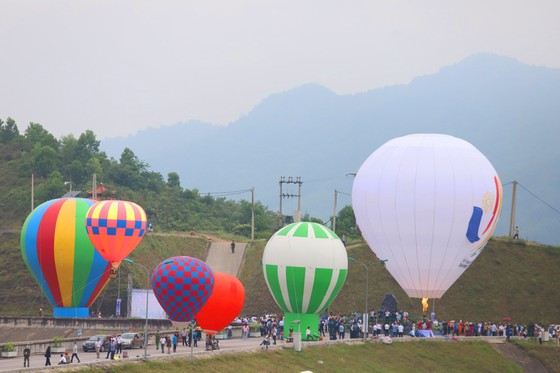 Hà Tĩnh: Trình diễn bay khinh khí cầu chào mừng SEA Games 31 ảnh 4