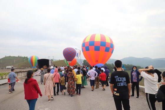 Hà Tĩnh: Trình diễn bay khinh khí cầu chào mừng SEA Games 31 ảnh 14